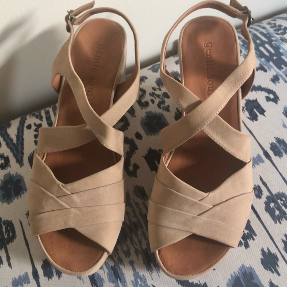 NWOT Gentle Souls suede platform sandals